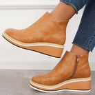 Damen-Stiefeletten in Cognac mit Keilabsatz, Reißverschluss und modernem Design. Perfekt für Herbstmode, bequem und stilvoll.