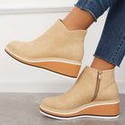 Beige Damen-Stiefeletten mit Keilabsatz, Reißverschluss und modernem Design. Perfekt für Herbstmode, bequem und stilvoll.