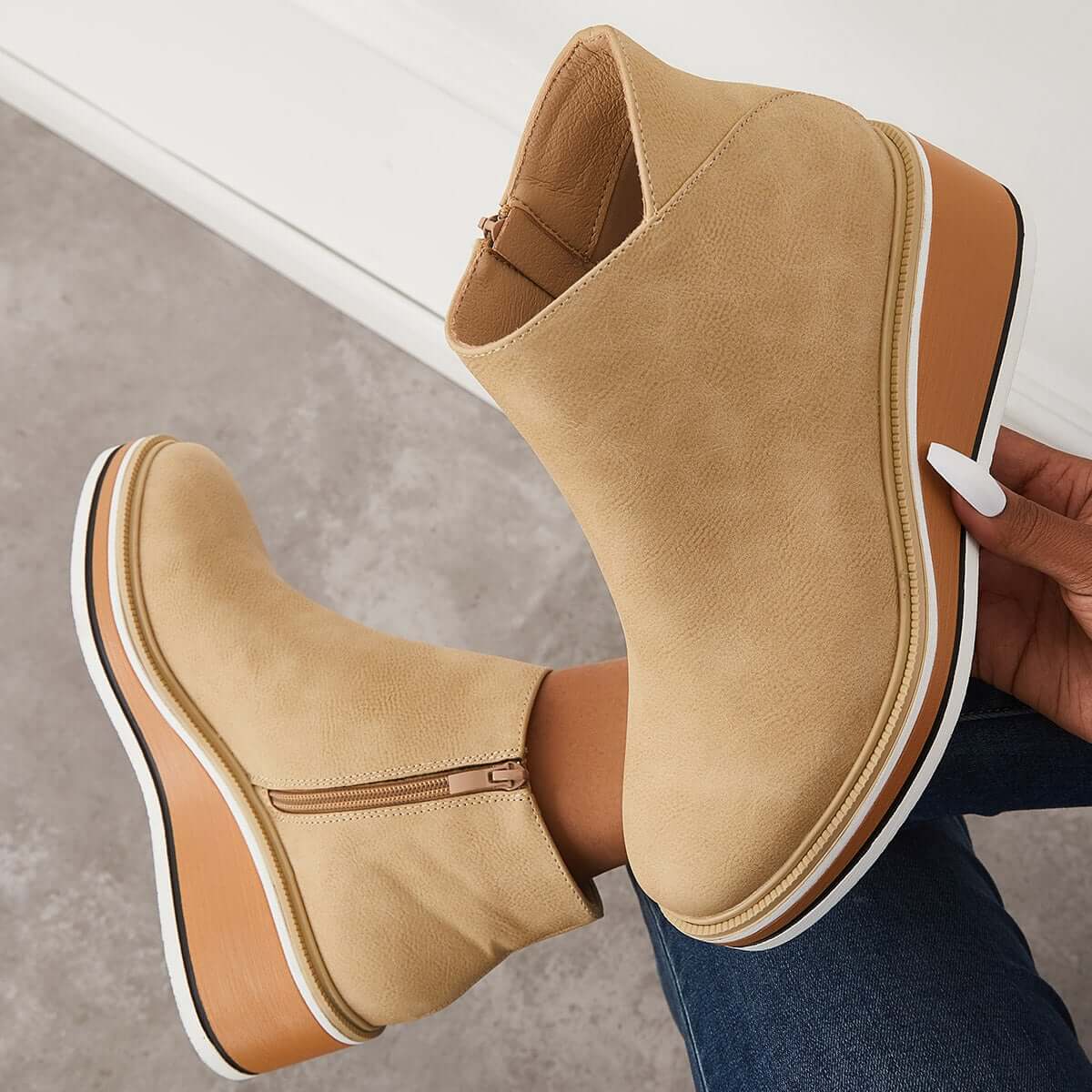 Beige Damen-Wedge-Stiefeletten mit Reißverschluss, Plateau-Sohle und modernem Design. Perfekt für stilvolle Herbst- und Winteroutfits.