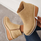 Beige Damen-Wedge-Stiefeletten mit Reißverschluss, Plateau-Sohle und modernem Design. Perfekt für stilvolle Herbst- und Winteroutfits.
