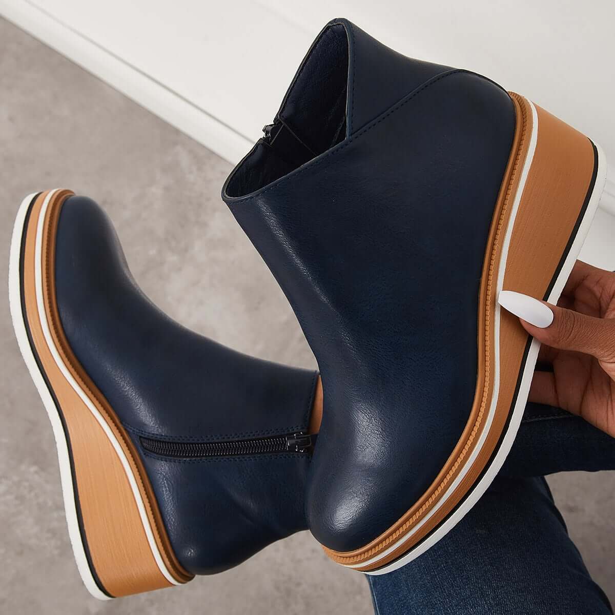Dunkelblaue Keilabsatz-Stiefeletten mit Reißverschluss, modisch und bequem, ideal für Herbstmode. Perfekt für stilvolle Damen-Outfits.