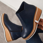 Dunkelblaue Keilabsatz-Stiefeletten mit Reißverschluss, modisch und bequem, ideal für Herbstmode. Perfekt für stilvolle Damen-Outfits.