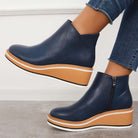 Damen-Stiefeletten in Dunkelblau mit Plateau-Sohle, Reißverschluss und modernem Design. Perfekt für Herbstmode und bequemen Alltagsstil.
