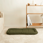 Grünes wasserdichtes Hundebett auf Teppich, modernes Design, ideal für Haustiere.