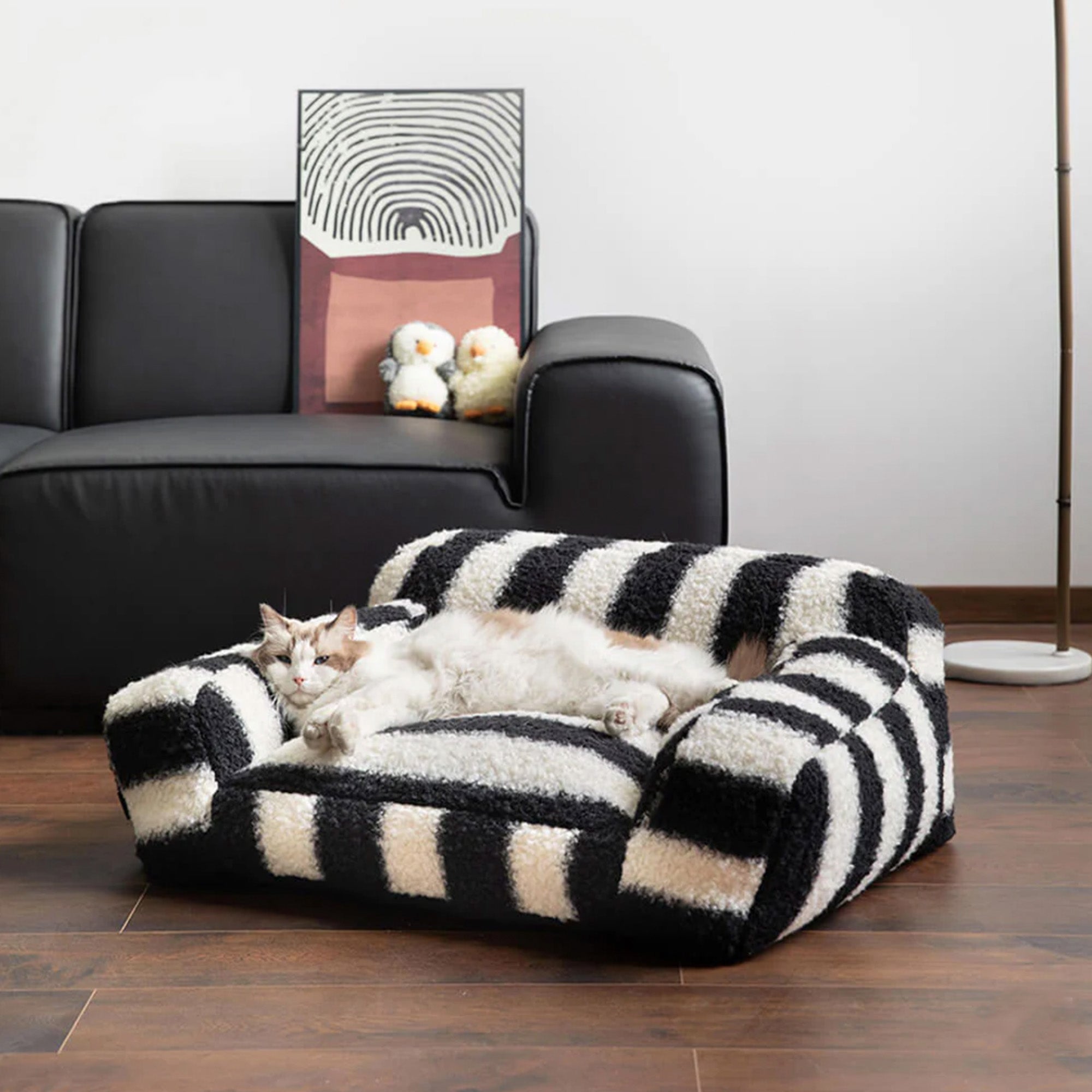Gestreiftes Haustiersofa aus Kunstlammwolle, schwarz-weiß, für Hunde und Katzen.