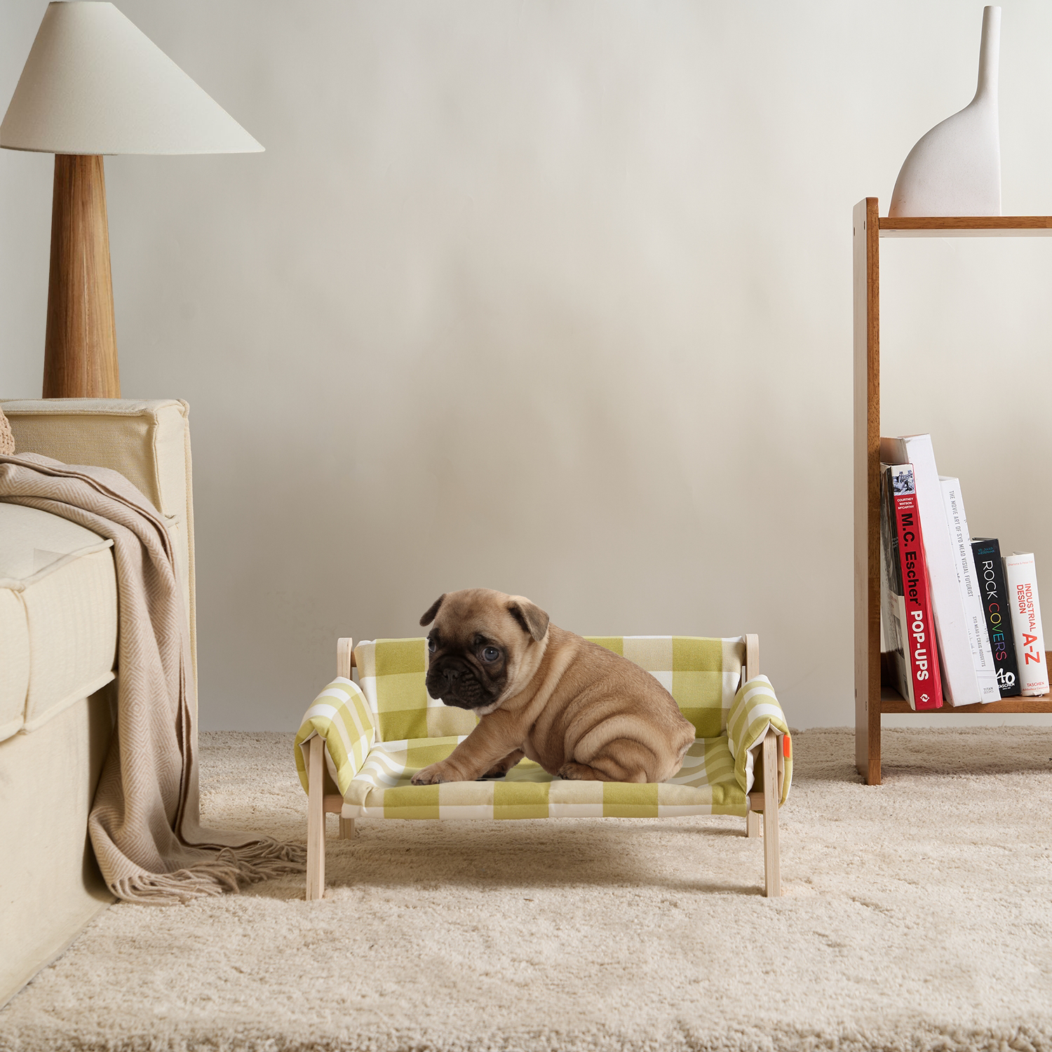 Gestreiftes Hundebett mit Pug, Holzrahmen, modernes Design, Wohnzimmer, Heimtierbedarf.