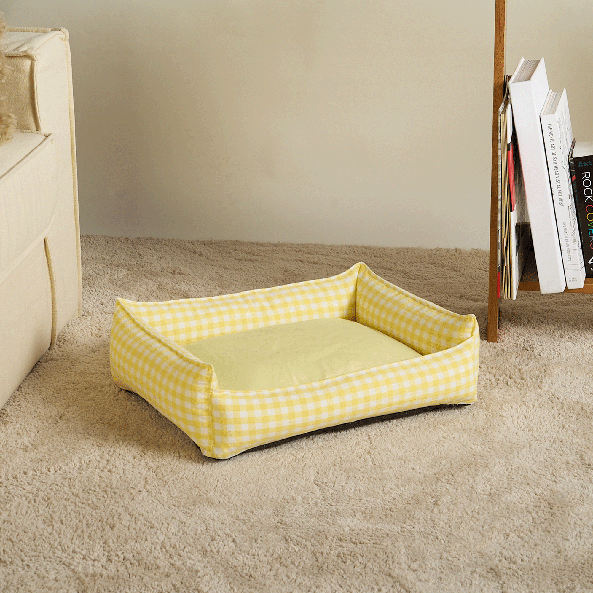 Gelbes kariertes Hundebett, abnehmbar, gemütlich, auf Teppichboden, modernes Design.