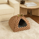 Braune gepunktete Haustierhöhle aus Stoff auf Teppich, gemütliches Design für Katzen und kleine Hunde.