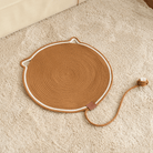 Kratzmatte aus Jute in Katzenform auf Teppich, ideal für Katzen, langlebig und umweltfreundlich.