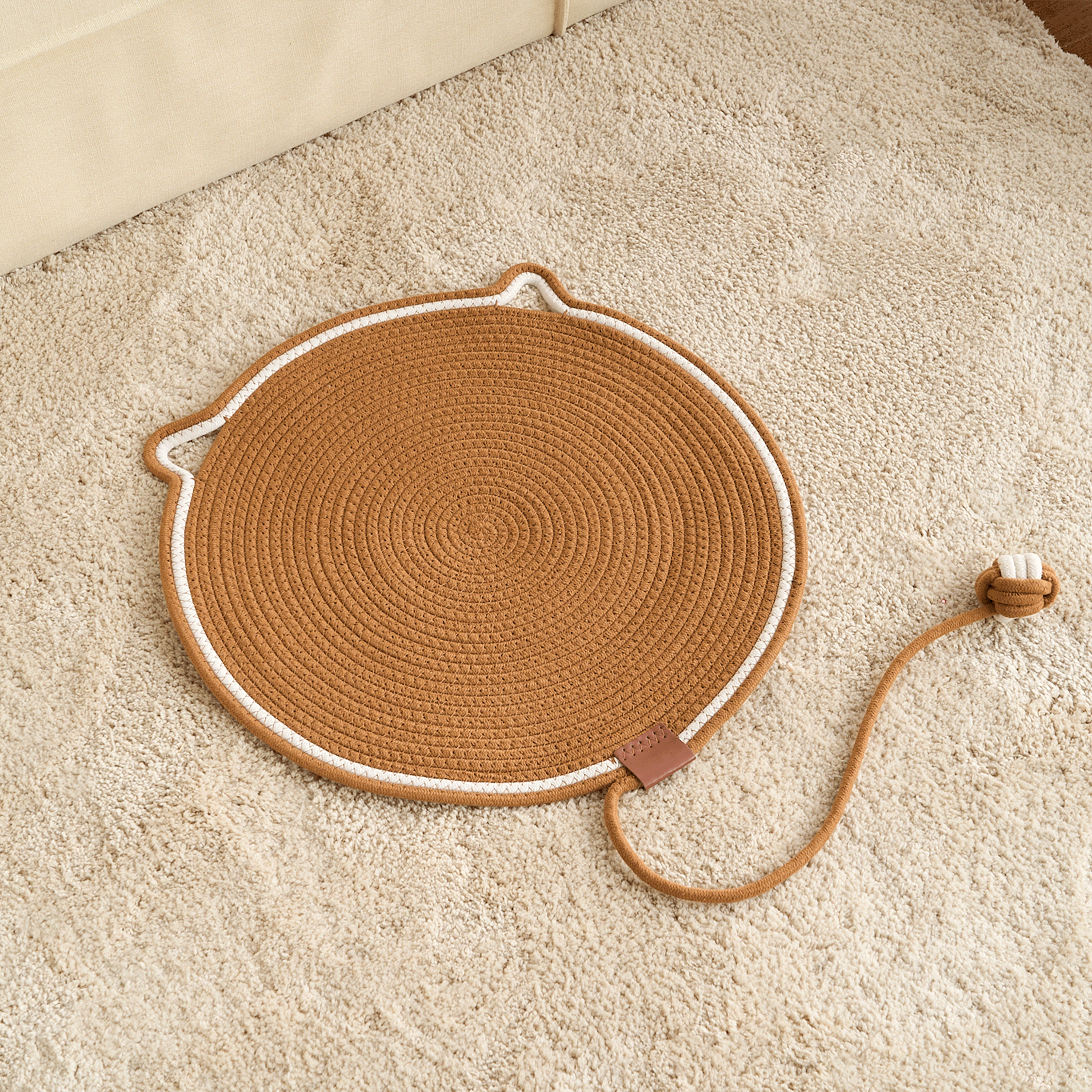 Kratzmatte aus Jute in Katzenform auf Teppich, ideal für Katzen, langlebig und umweltfreundlich.