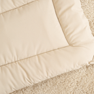 Beige Haustiermatte auf Teppich, waschbar, rutschfest, ideal für Hundekisten und Katzenbetten.
