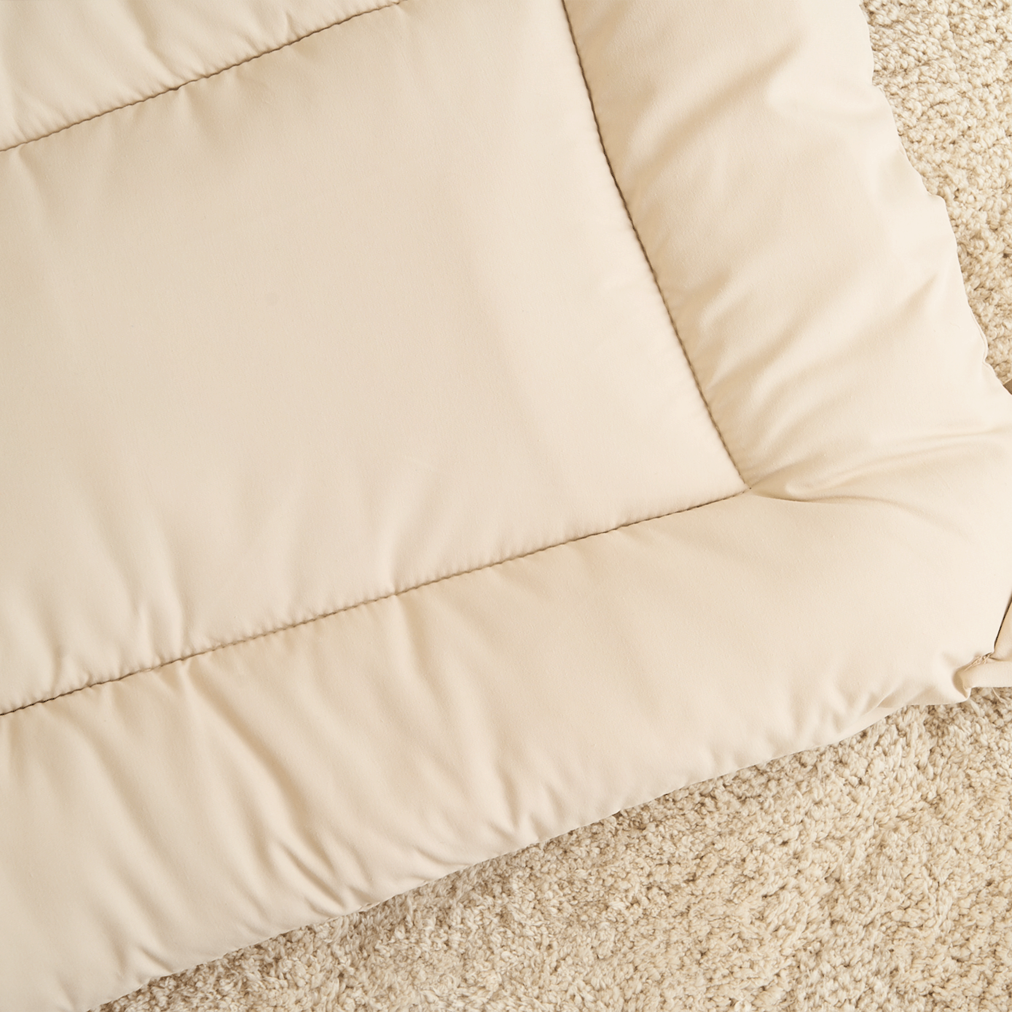 Beige Haustiermatte auf Teppich, waschbar, rutschfest, ideal für Hundekisten und Katzenbetten.