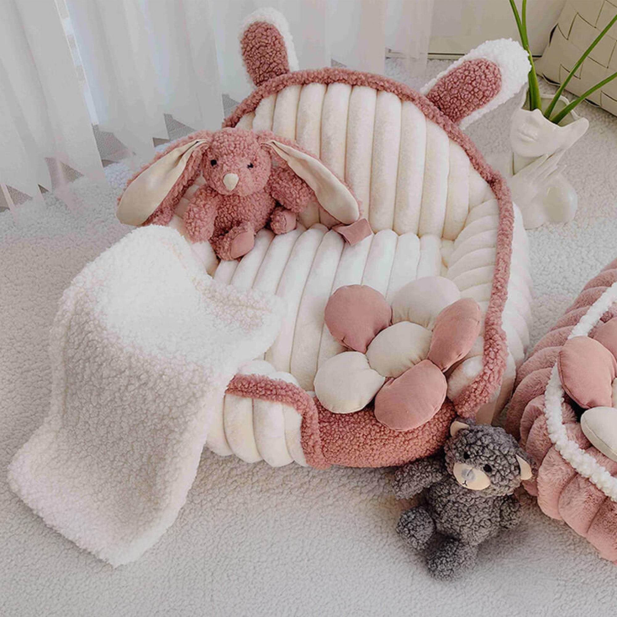 Kuscheliges rosa-weißes Haustierbett mit Plüschspielzeug, waschbar, für Hunde und Katzen.