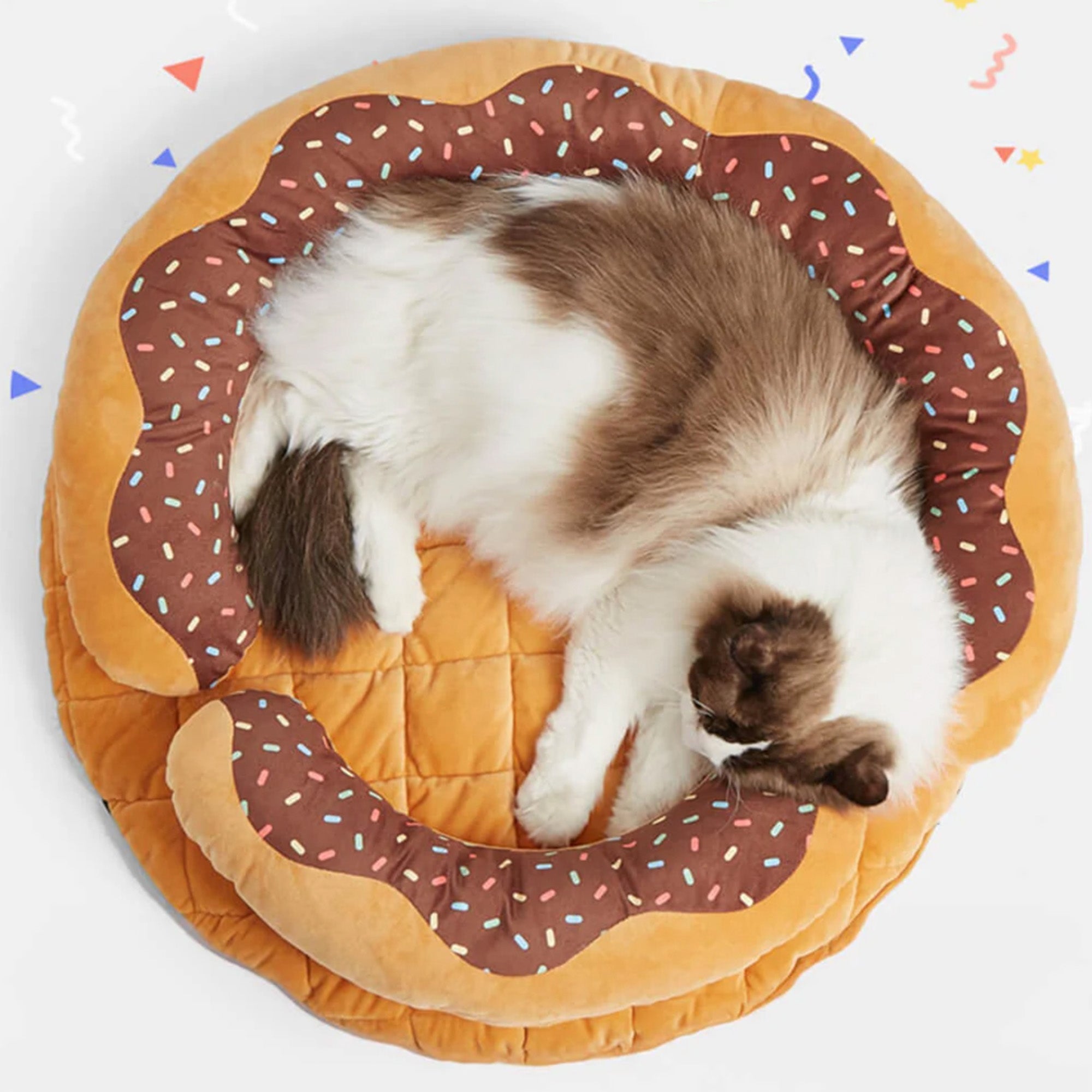 Donut-förmiges, waschbares Katzenbett mit Quietschkissen, braun-orange, gemütlich.