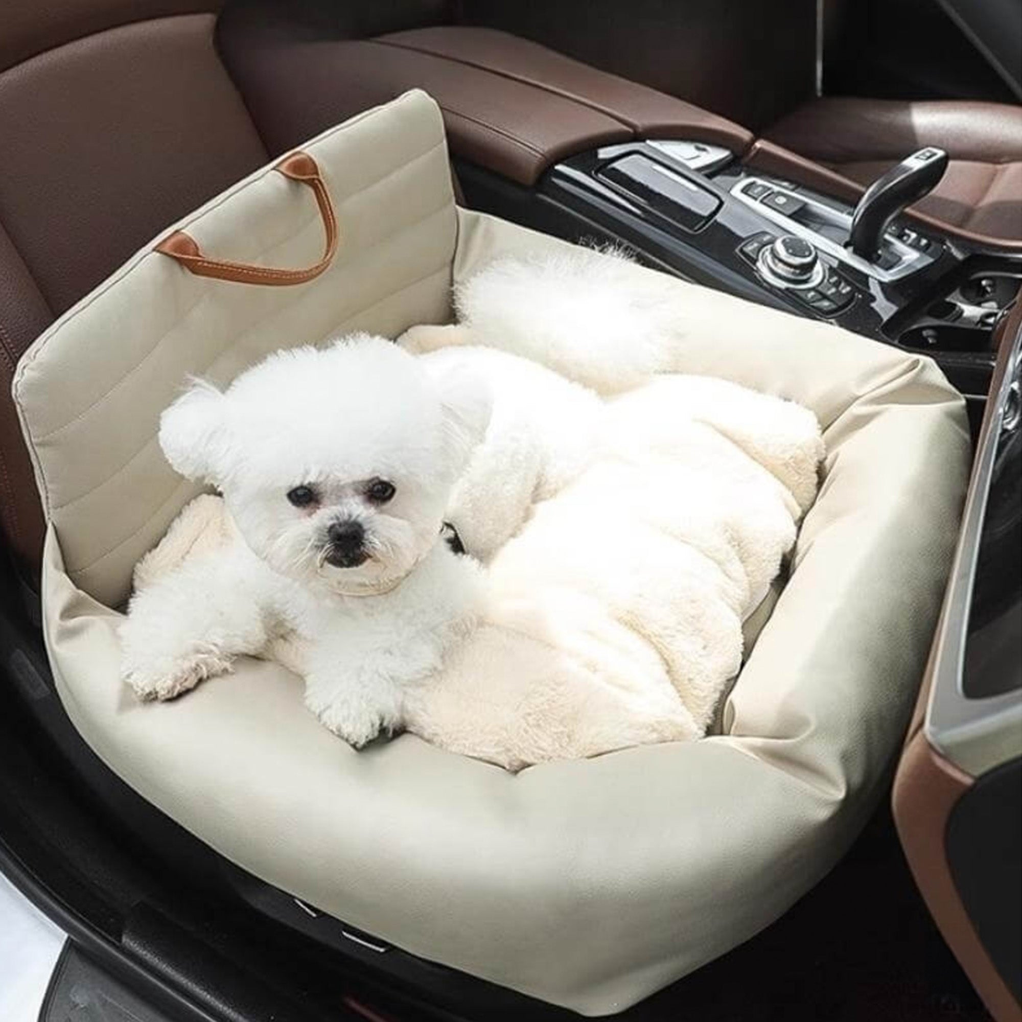Wasserdichtes Kunstleder-Hundesitzbett im Auto, beige, mit kleinem weißen Hund.