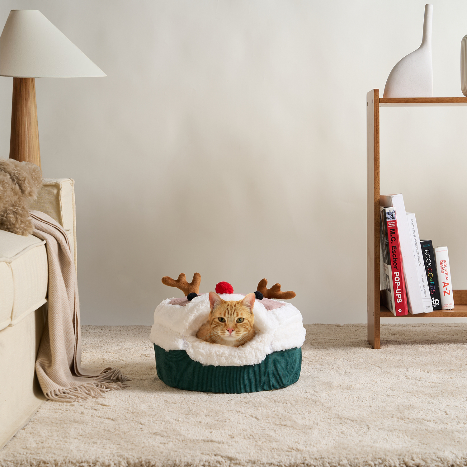 Katzenhöhle mit Elch-Motiv, grün-weiß, Plüsch, gemütlich, Weihnachtsdesign, Wohnzimmer.