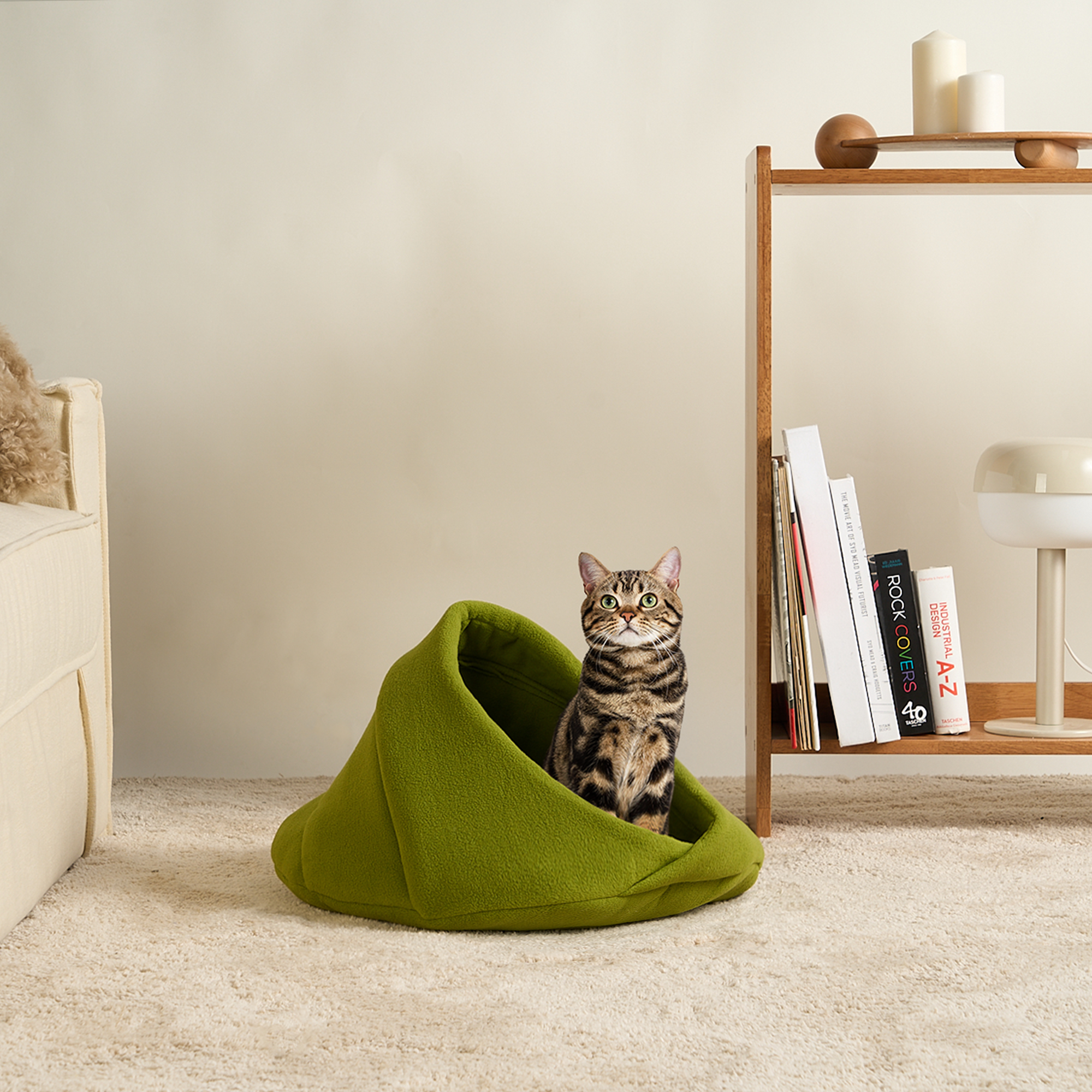 Grüne Katzenhöhle aus Fleece mit Katze, modernes Design, gemütlicher Rückzugsort für Haustiere.
