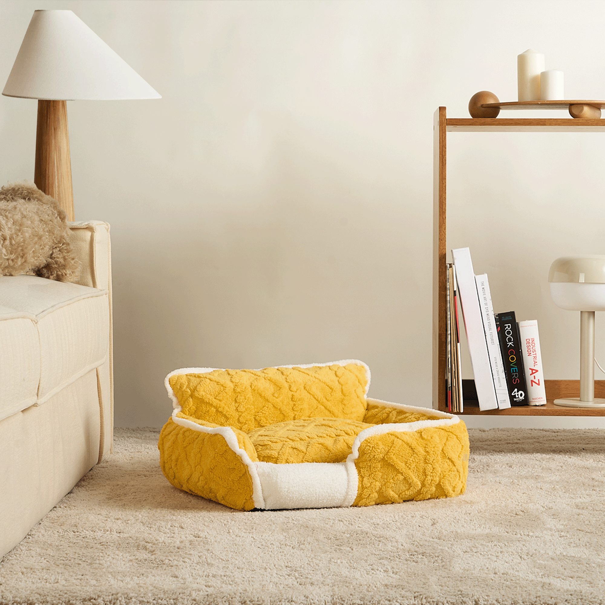 Gelbes Fleece-Haustierbett auf Teppich, modernes Wohnzimmer, gemütliches Design.