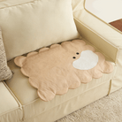 Beige Haustiermatte in Bärenform auf Sofa, rutschfest, waschbar, für Hunde und Katzen.