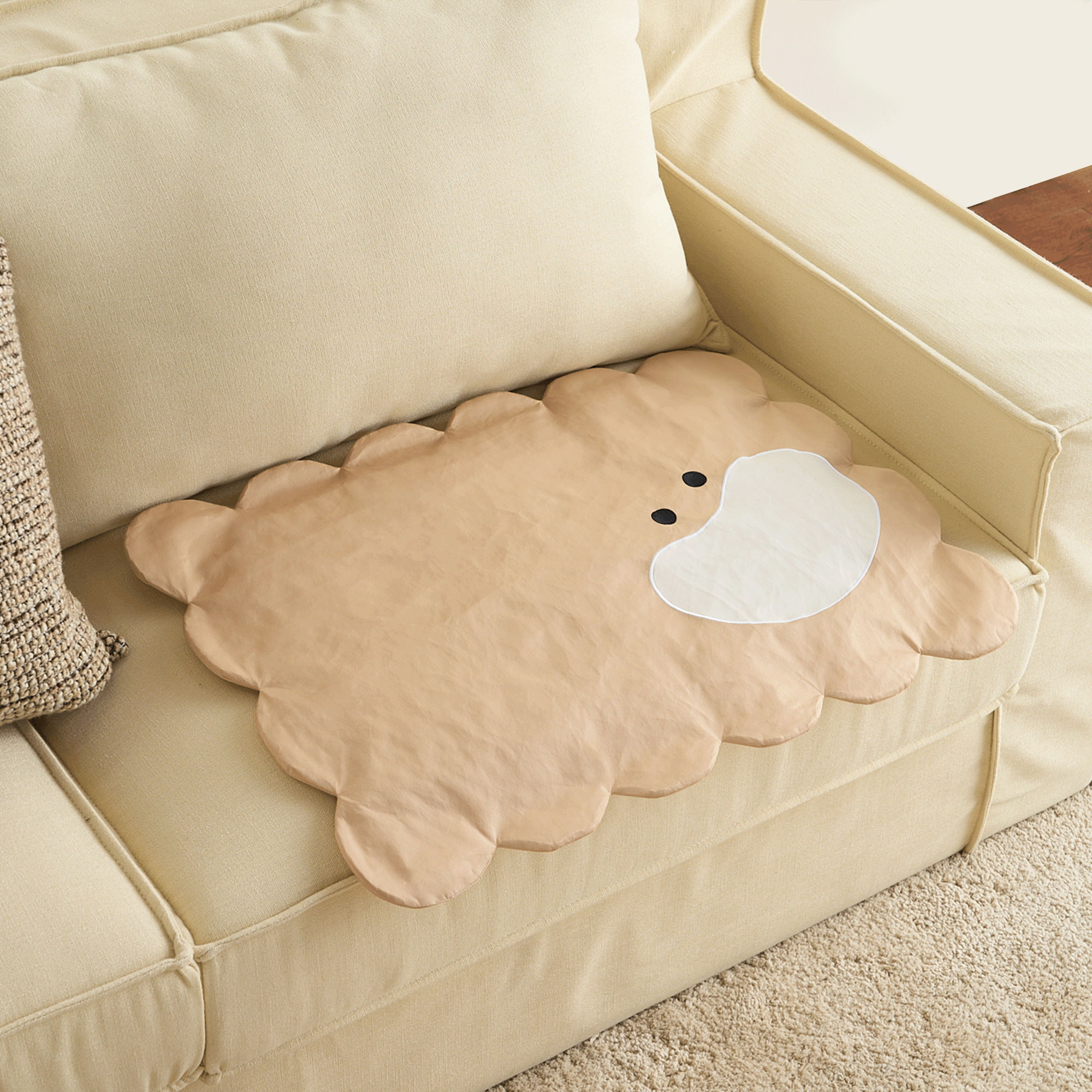Beige Haustiermatte in Bärenform auf Sofa, rutschfest, waschbar, für Hunde und Katzen.