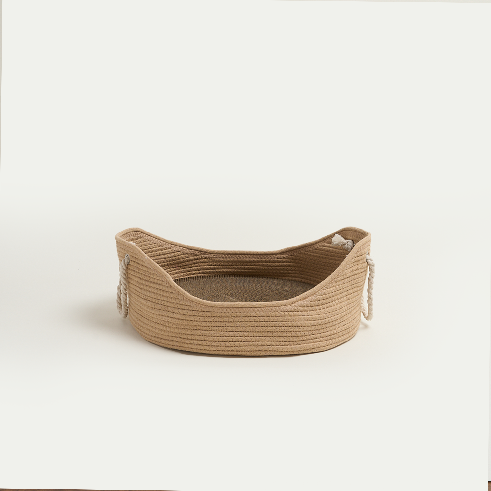 Handgefertigtes Katzenbett aus Weidengeflecht, beige, mit Seilgriffen, umweltfreundlich.
