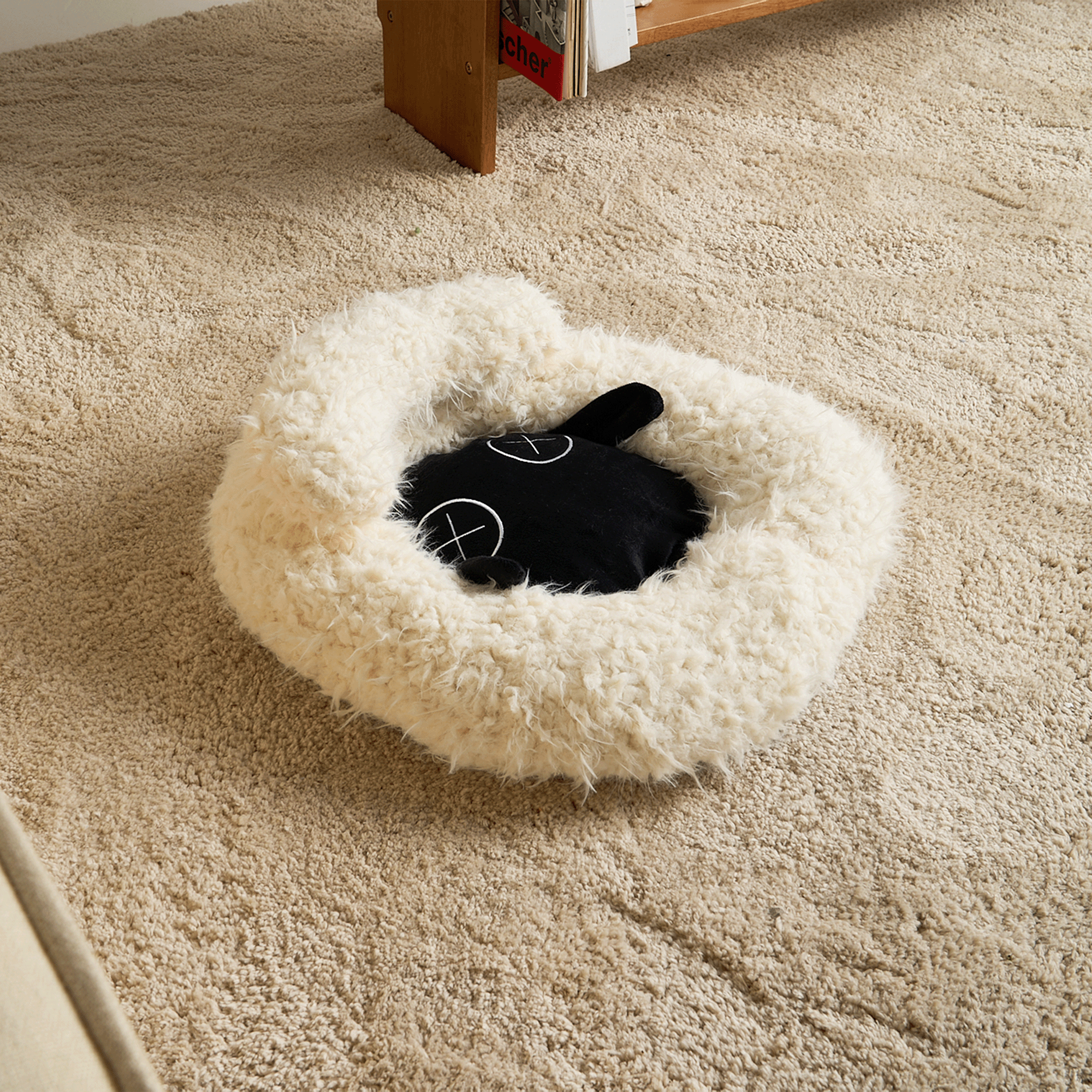 Katzenbett aus Plüsch in Weiß, rund, gemütlich, für Haustiere, auf Teppichboden.