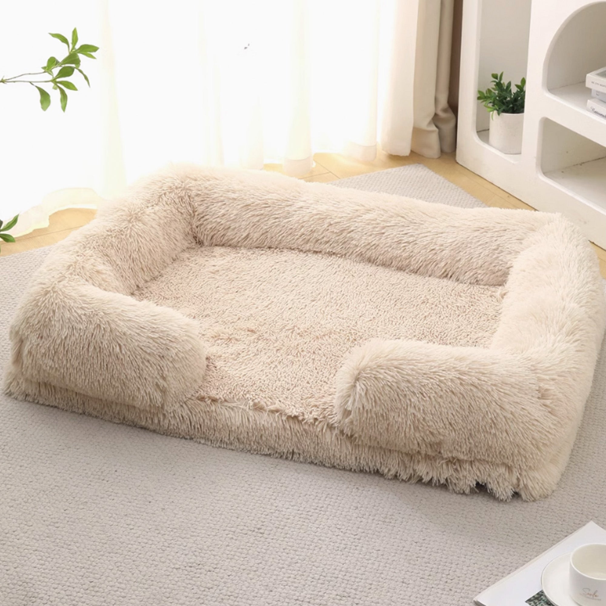 Beiges, flauschiges Hundebett, rechteckig, für tiefen Schlaf, Wohnzimmer, gemütlich.