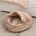Luxus Marmor gestreiftes Katzen- und Hundebett, halbgeschlossen, gemütlich, auf Holzboden.
