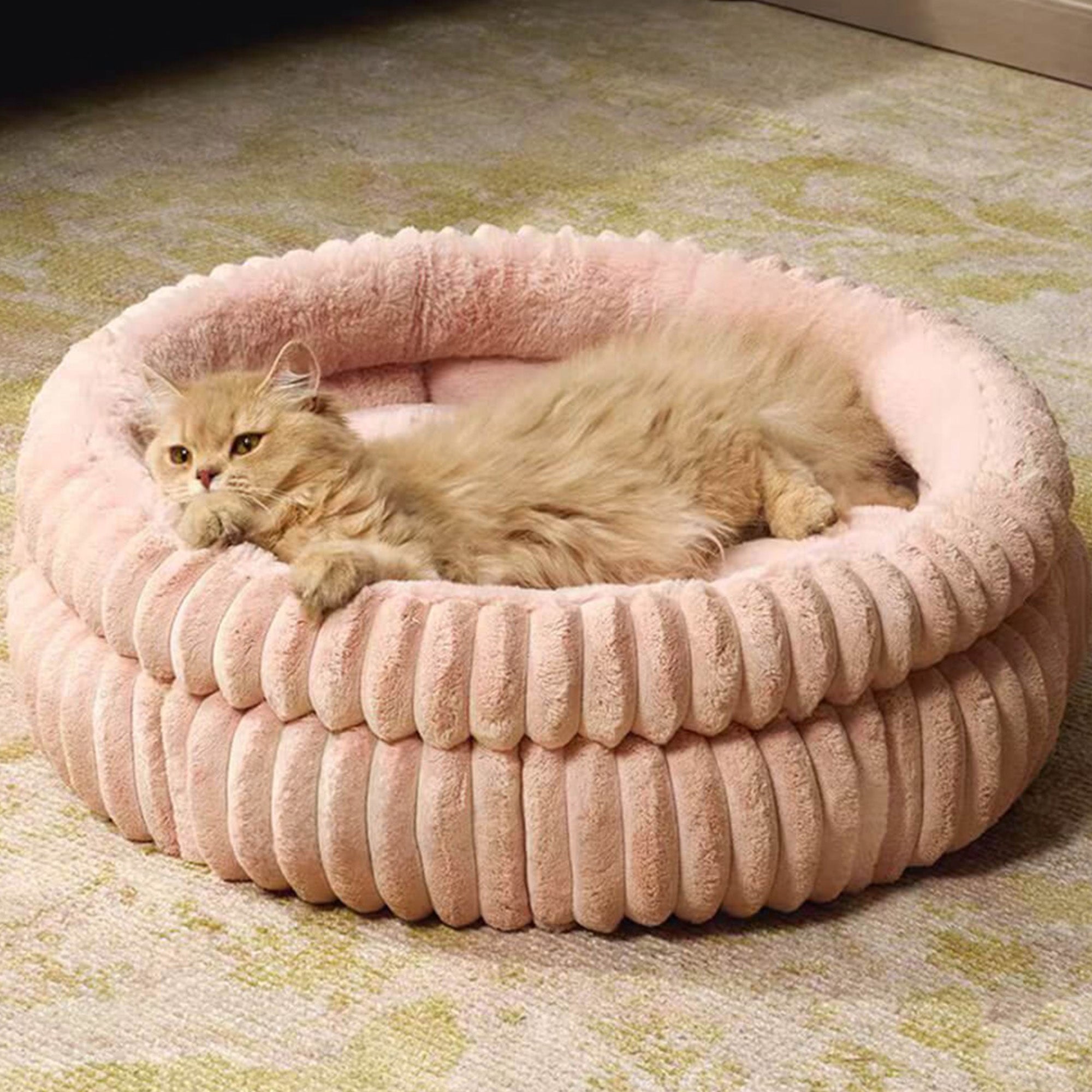 Rundes Katzenbett aus Samt, Kunstfell, warm, beige, für Haustiere, gemütlich, luxuriös.