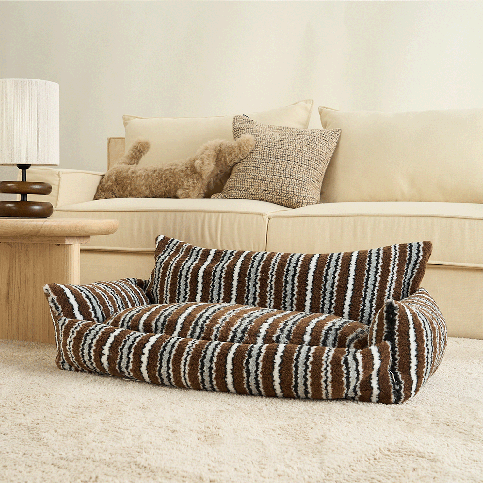 Monochrome gestreiftes Haustiersofa mit Kissen, modernes Design, bequem, Wohnzimmer.