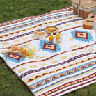 Marokkanische Outdoor-Picknickdecke, wasserdicht, faltbar, geometrisches Muster, auf Gras.