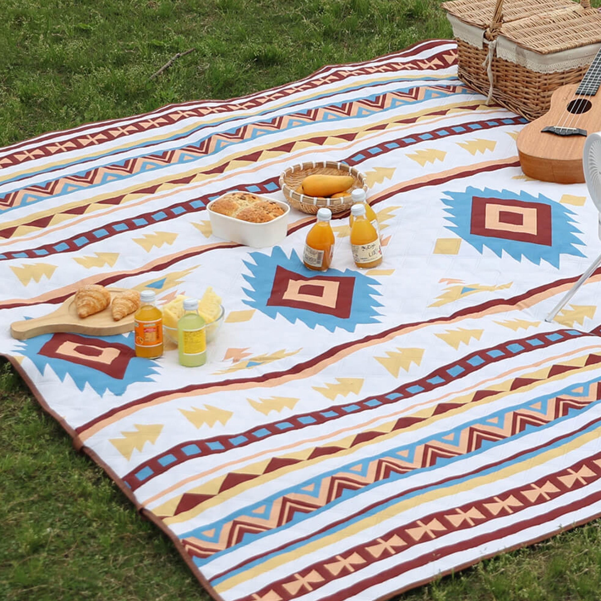 Marokkanische Outdoor-Picknickdecke, wasserdicht, faltbar, geometrisches Muster, auf Gras.