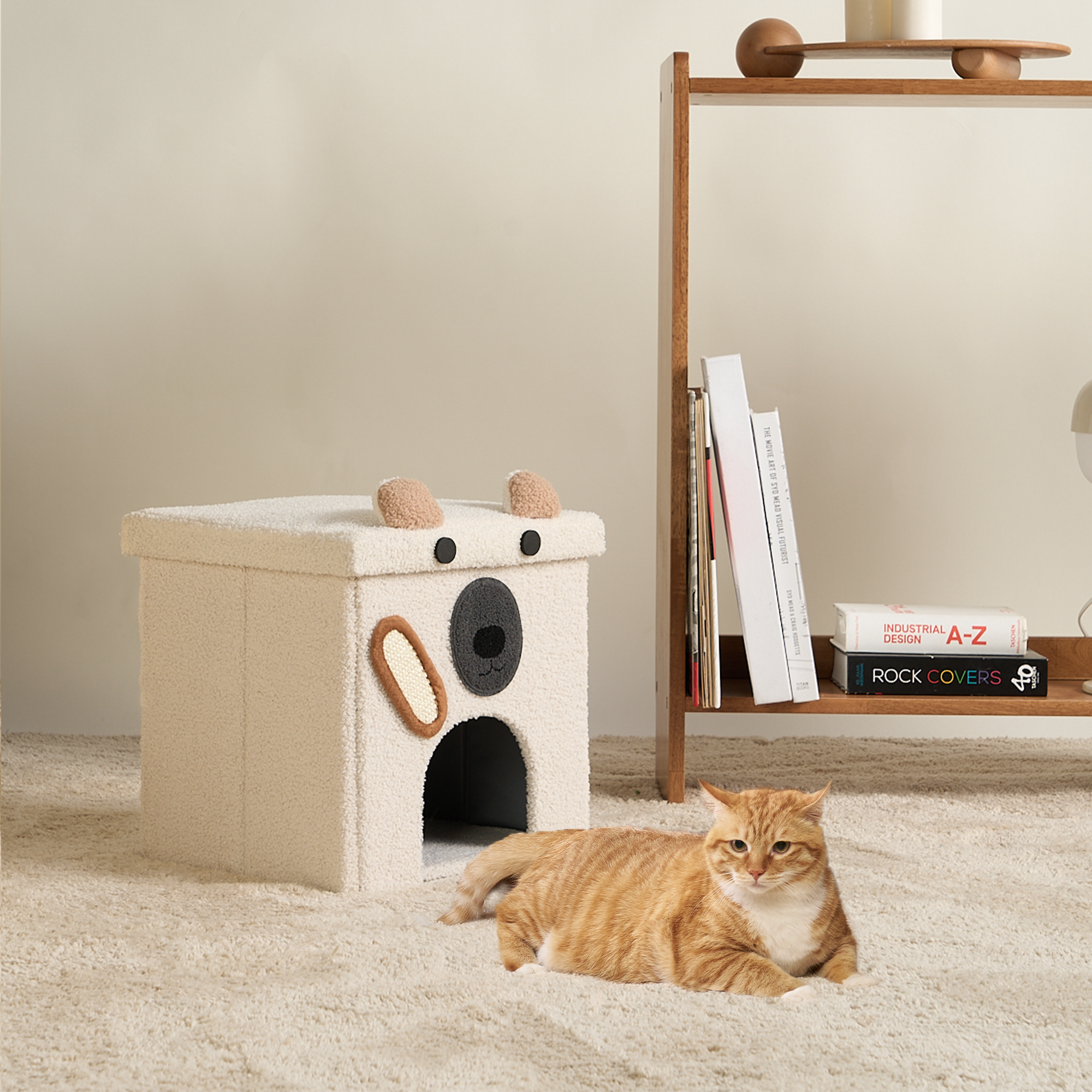 Katzenhaus aus Plüsch in Bärenform, beige, mit Katze davor, modernes Design, Haustiermöbel.