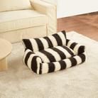 Gestreiftes Plüsch-Haustiersofa mit Kissen, braun-weiß, gemütlich, modernes Design.