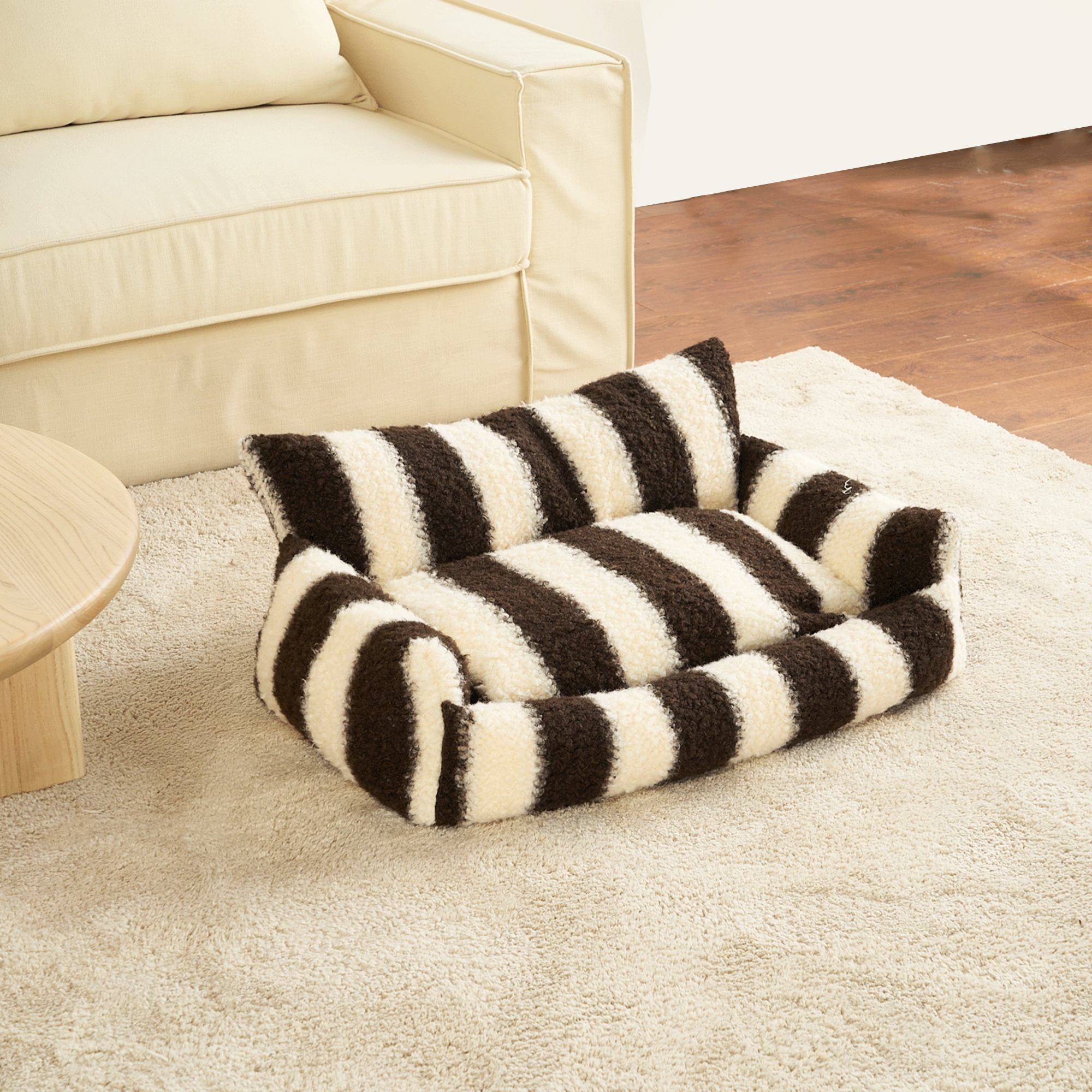 Gestreiftes Plüsch-Haustiersofa mit Kissen, braun-weiß, gemütlich, modernes Design.