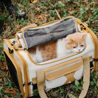 Tragbare faltbare Designer-Haustiertasche, beige, atmungsaktiv, mit Katze im Freien.