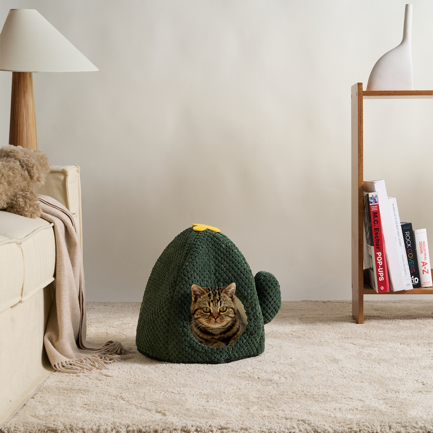 Katzenbett in Kaktusform, grün, mit Katze, gemütlich, modernes Design, Wohnzimmer.