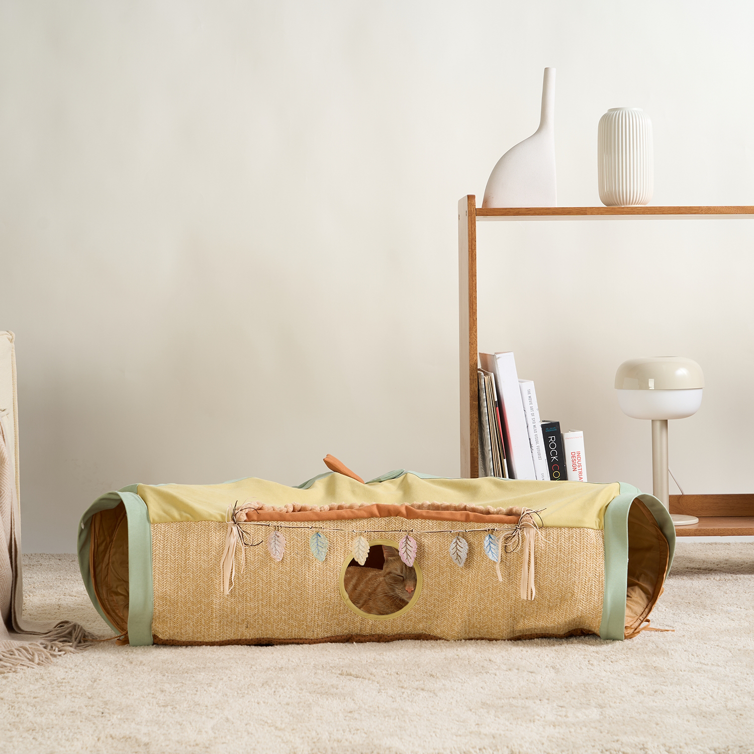 Katzentunnel faltbar beige, Spielzeug für Katzen, mit Blättermuster, ideal für drinnen.