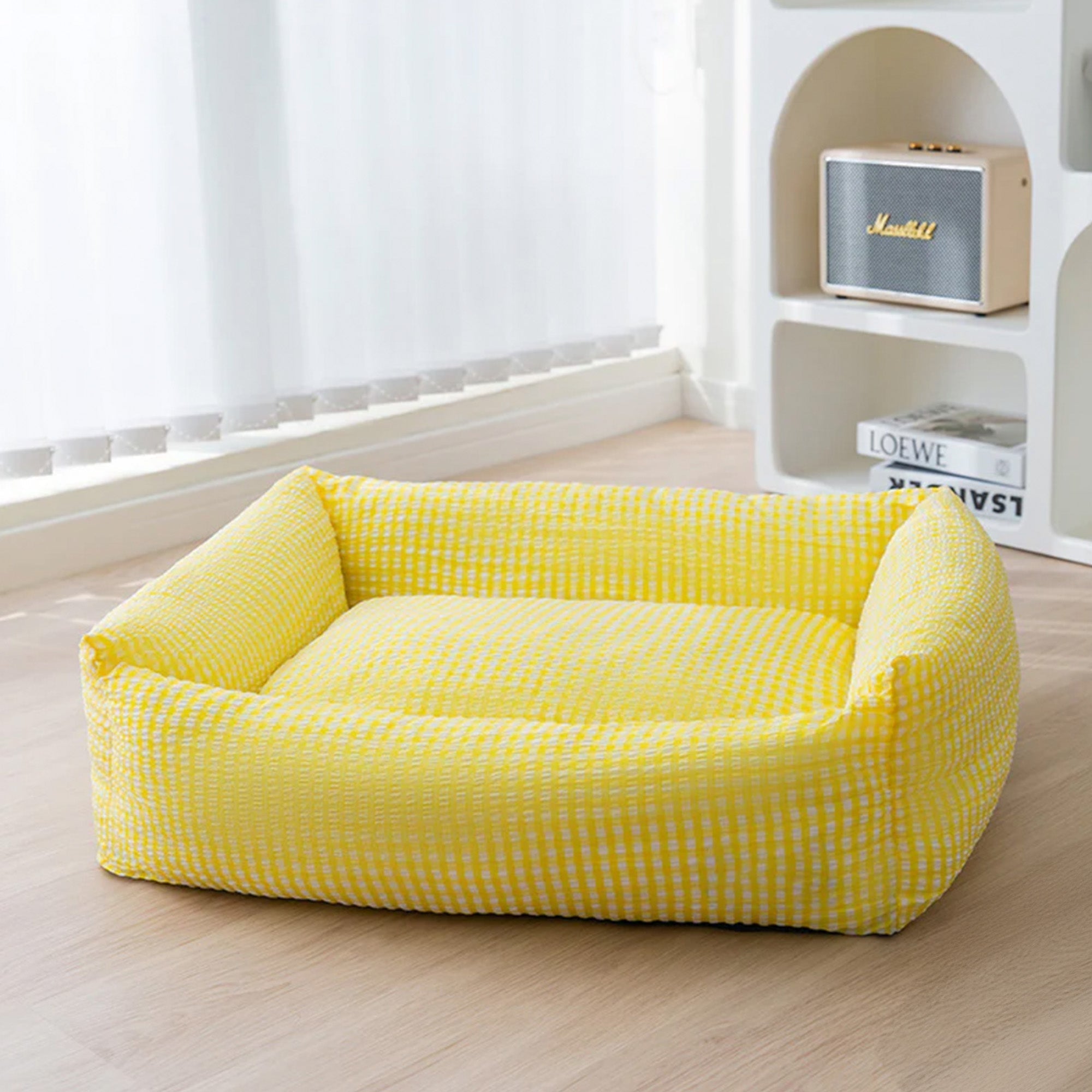 Gelbes, rechteckiges, waschbares Hundebett, atmungsaktiv, kariertes Design, auf Holzboden.