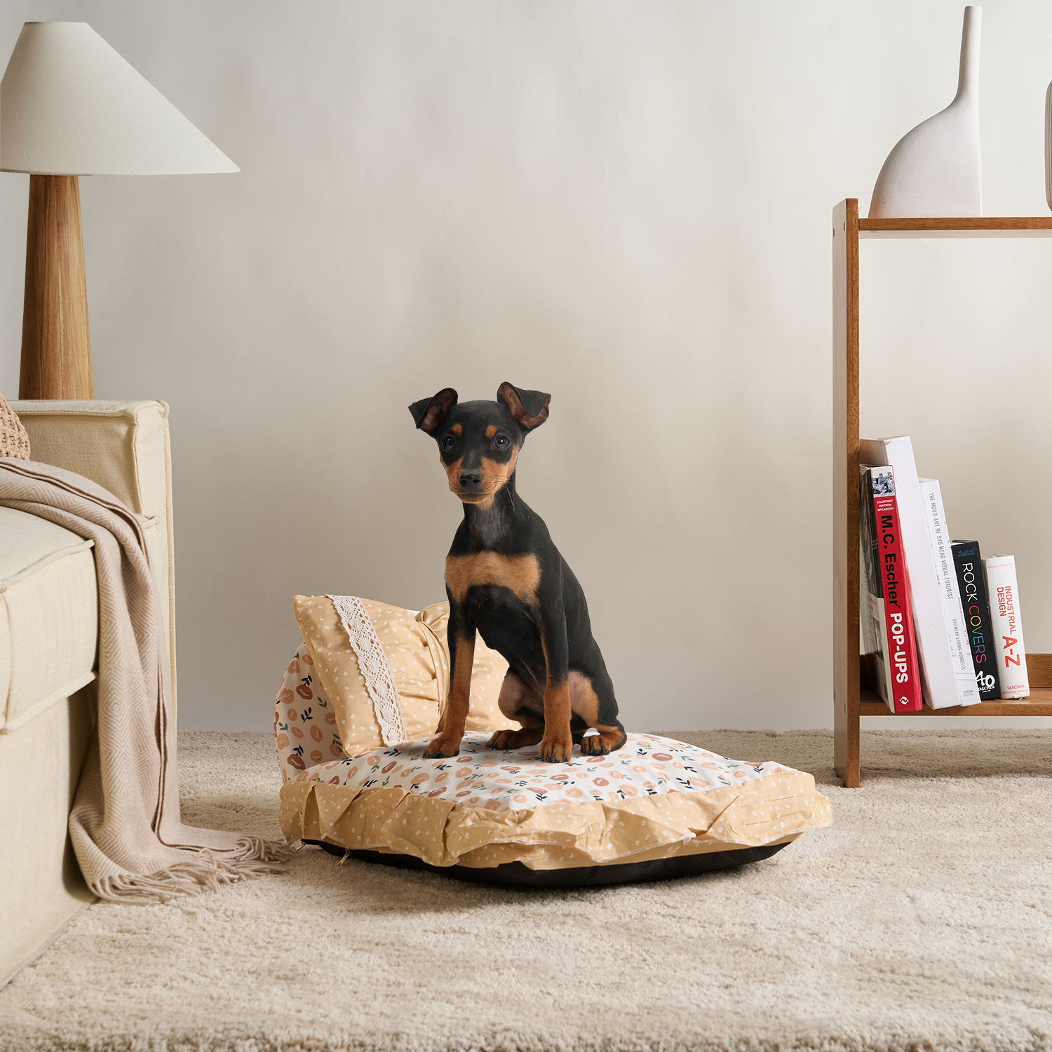 Hund auf beigem Hundebett mit Kissen, Wohnzimmer, modernes Design, gemütlich, Haustierbedarf.