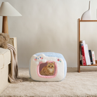 Katzenhöhle aus Plüsch, weiß und blau, mit Katze, gemütlich, modernes Wohnzimmer, Katzenbett.