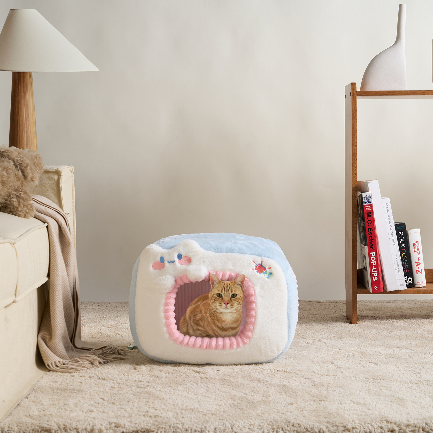 Katzenhöhle aus Plüsch, weiß und blau, mit Katze, gemütlich, modernes Wohnzimmer, Katzenbett.