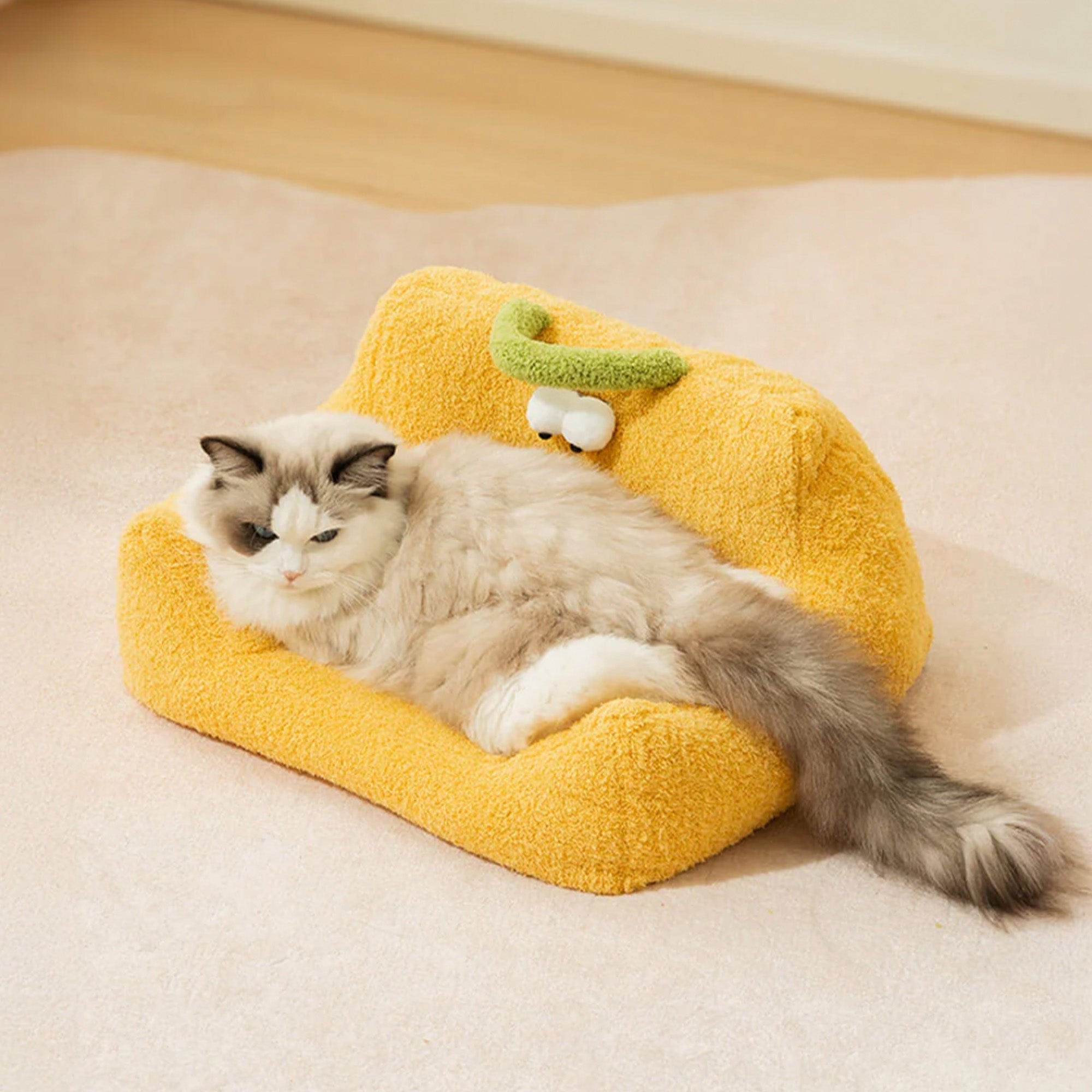 Gelbes Plüsch-Haustierbett in Monsterdesign, Katze liegend, weiches Sofa für Hunde und Katzen.