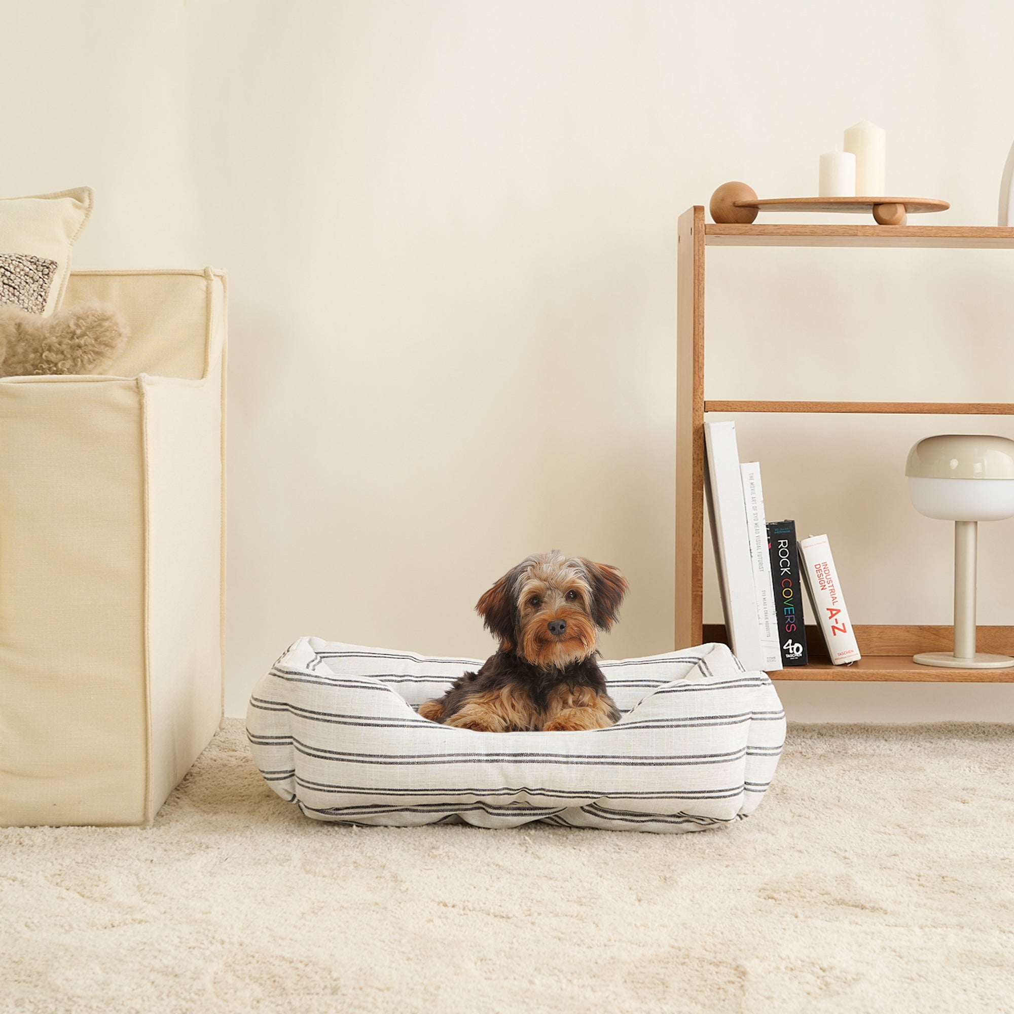 Gestreiftes Hundebett aus Baumwolle, gemütlich, für alle Jahreszeiten, mit kleinem Hund.