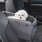 Grauer Autositzt für Haustiere aus Wildleder mit kleinem weißen Hund, sicherer Transport.
