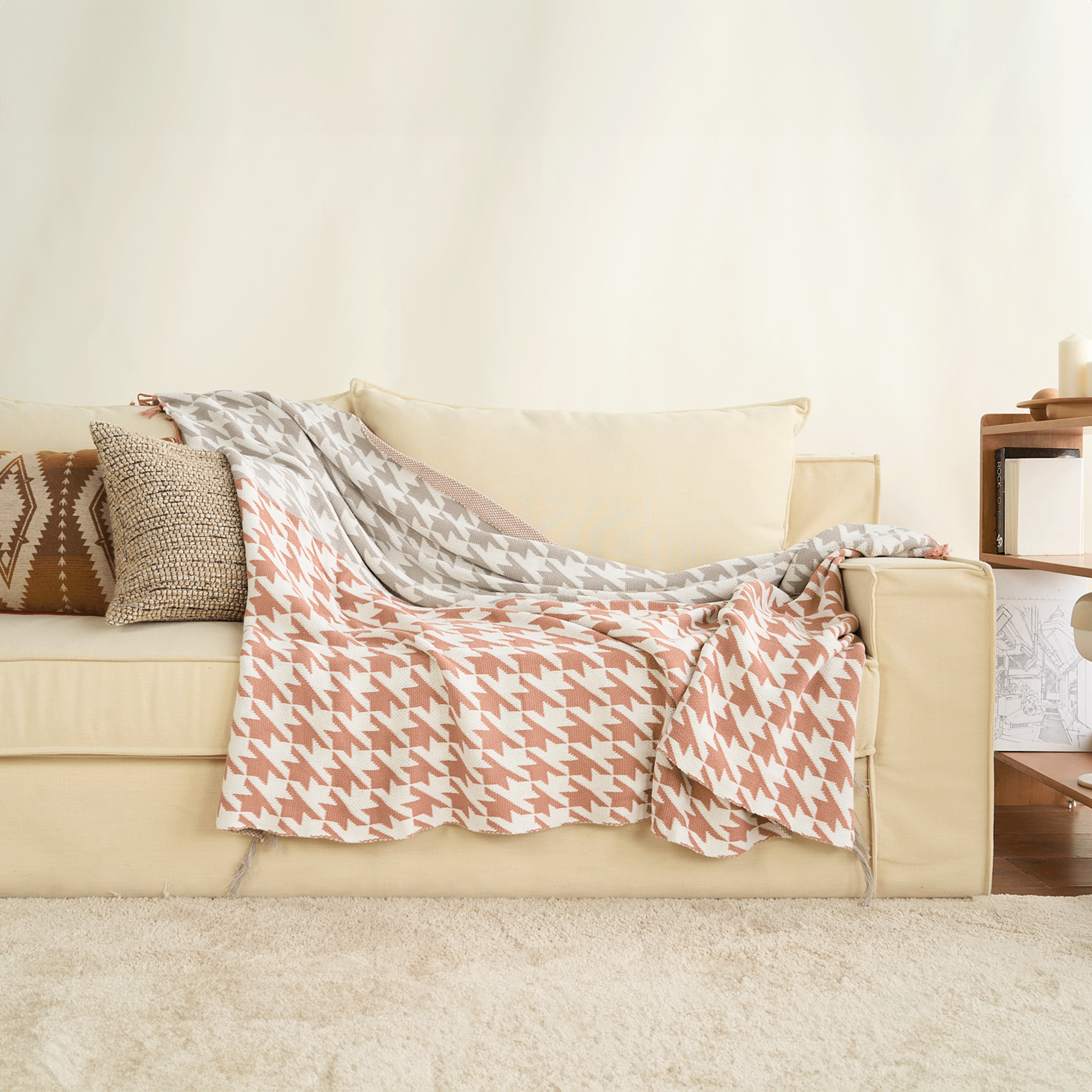 Beige Sofa mit gemustertem Sofadecke, Kissen, Wohnzimmer, gemütlich, modern, Inneneinrichtung.