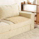 Beige waschbare Hundematte auf cremefarbenem Sofa, rutschfest, ideal für Haustierpflege.