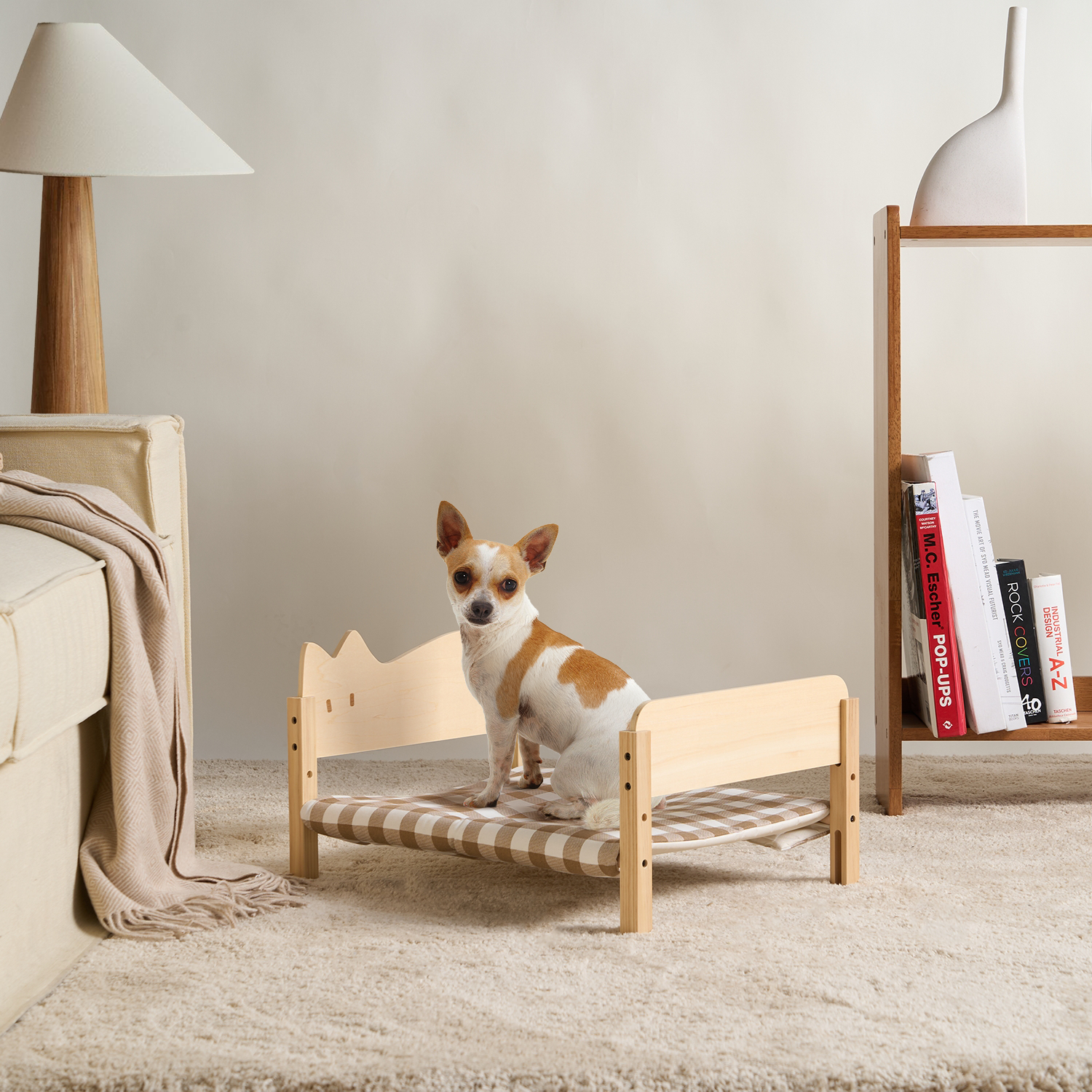Kleines Hundebett aus Holz mit gestreifter Matratze, Chihuahua sitzt darauf, modernes Wohnzimmer.