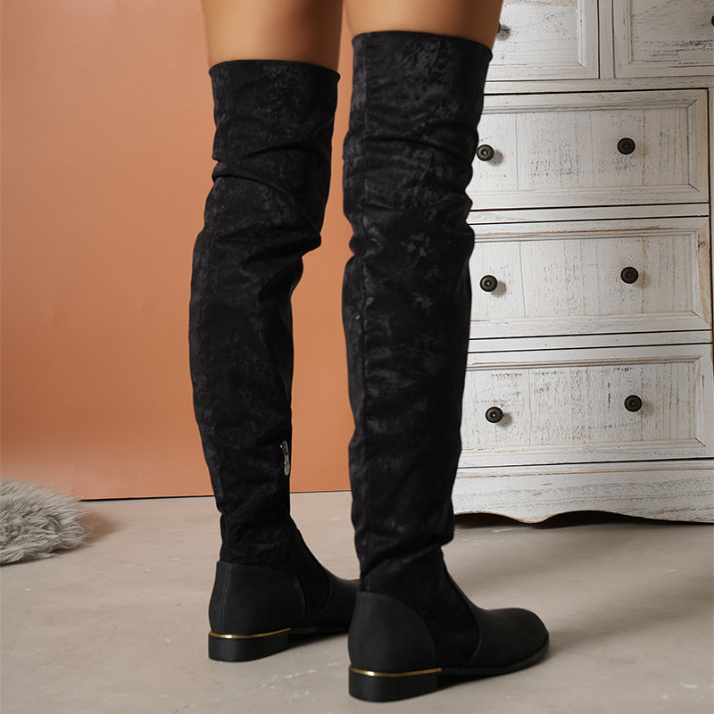 Schwarze Overknee-Stiefel aus Wildlederimitat, flacher Absatz, modisch, Damenmode, Herbst-Winter, elegantes Design, vielseitig kombinierbar.