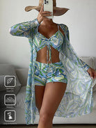 Damen-Badeanzug mit tropischem Muster, bestehend aus Bikini-Top, Shorts und transparentem Überwurf. Ideal für Strandmode, leicht und bequem.